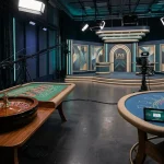 Roulettebord och kortbord i en upplyst spelstudio med skärmar i bakgrunden